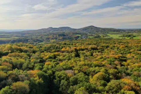 Ihr seht eine Luftaufnahme vom Siebengebirge. JUFA Hotels bietet Ihnen den Ort für erlebnisreichen Natururlaub für die ganze Familie.