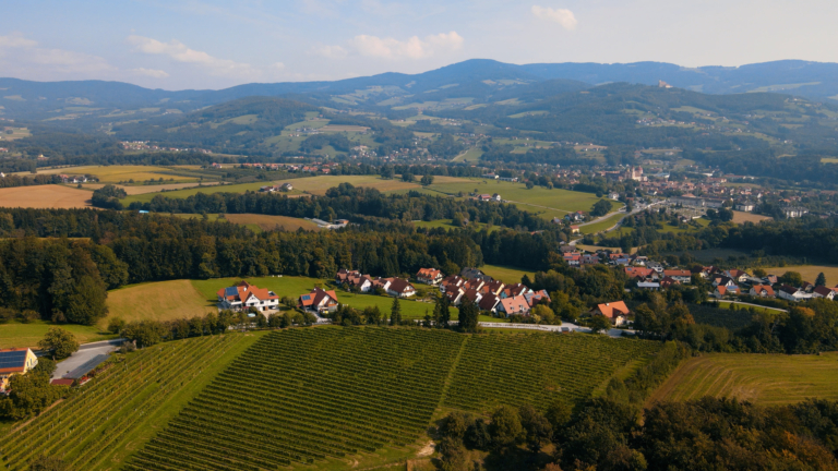 Sie sehen die Luftaufnahme vom Pöllauer Tal. JUFA Hotels bietet erholsamen Familienurlaub und einen unvergesslichen Winter- und Wanderurlaub.