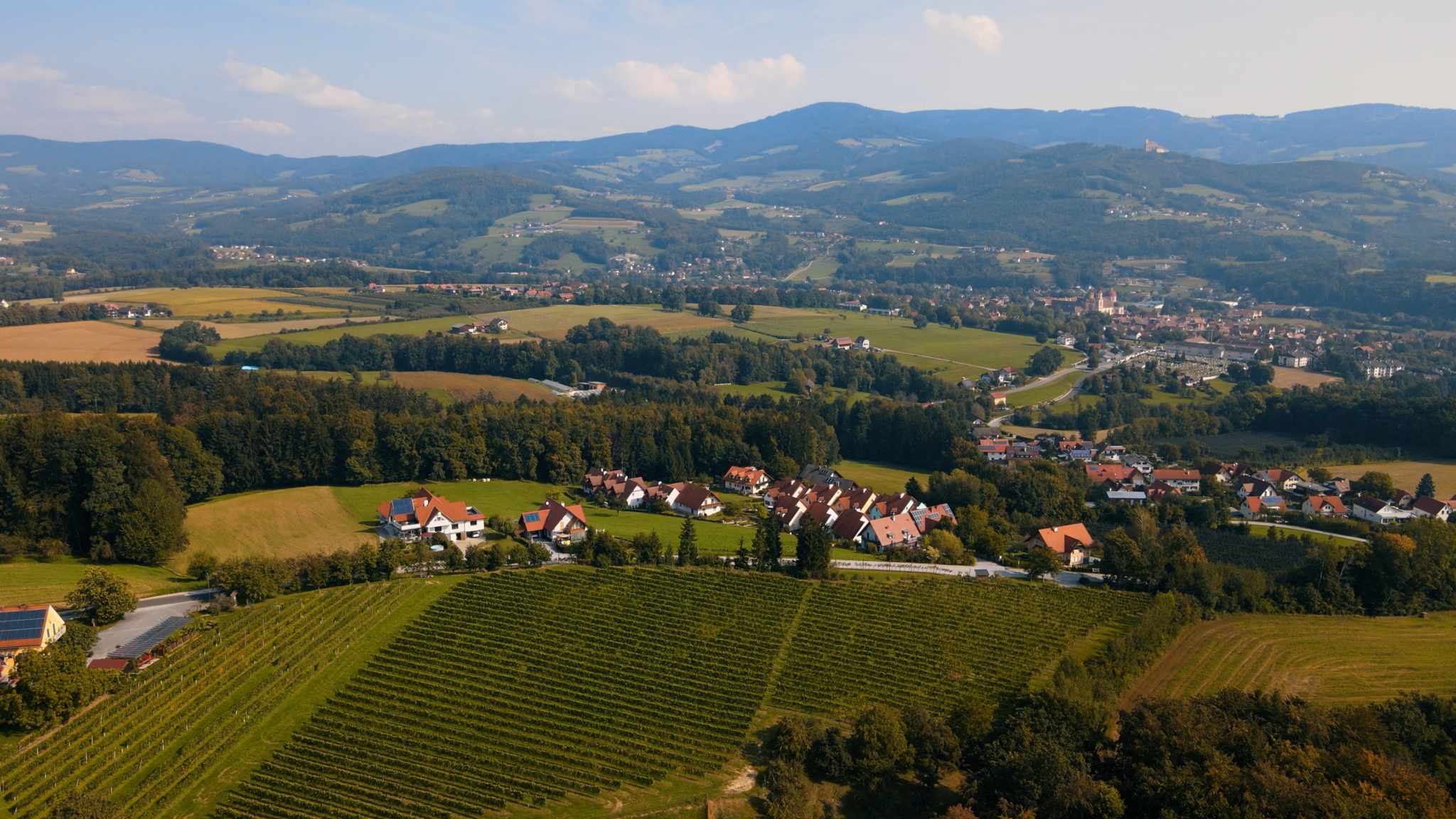 Sie sehen die Luftaufnahme vom Pöllauer Tal. JUFA Hotels bietet erholsamen Familienurlaub und einen unvergesslichen Winter- und Wanderurlaub.