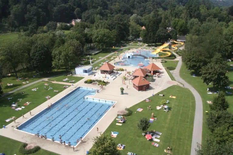 Vogelperspektive vom Städtischen Freibad Leibnitz im Sommer in der Nähe vom JUFA Hotel Leibnitz - Sport-Resort. Der Ort für erfolgreiches Training in ungezwungener Atmosphäre für Vereine und Teams.