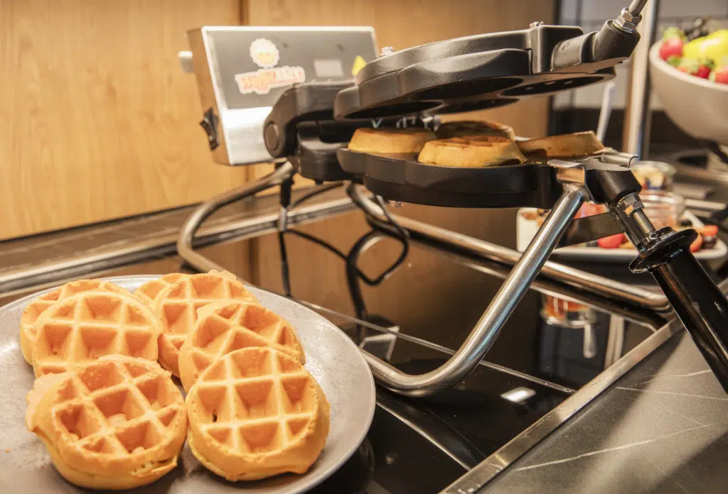 Ihr seht Waffeln im JUFA Hotel Salzburg City. Der Ort für erholsamen Familienurlaub und einen unvergesslichen Winter- und Wanderurlaub.