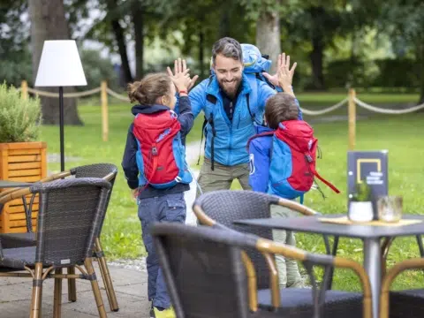 Ihr seht Papa mit Kindern im Café.