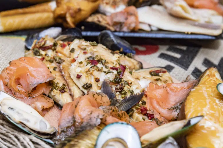 Ihr seht das Fischbuffet im Restaurant des JUFA Hotel Hamburg HafenCity mit Lachs und Muscheln. JUFA Hotels bietet erlebnisreichen Städtetrip für die ganze Familie und den idealen Platz für Ihr Seminar.