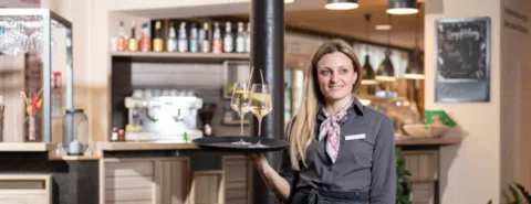 Ihr seht Personen aus unterschiedlichen Jobbereichen bei den JUFA Hotels.