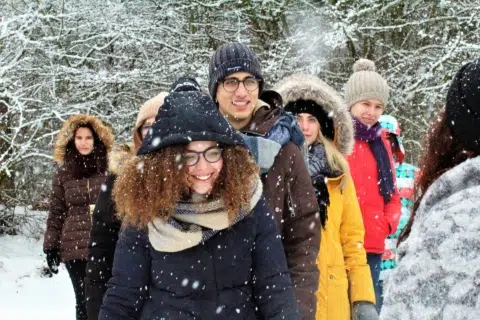 Ihr seht eine Schülergruppe im Schnee.