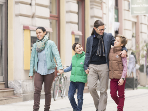 Familie spaziert durch die Fußgängerzone in Graz in der Nähe von JUFA Hotels. Der Ort für erlebnisreichen Städtetrip für die ganze Familie und der ideale Platz für Ihr Seminar.