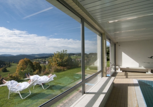 Ihr seht den Ruhebereich vor dem Hallenbad im JUFA Hotel Schwarzwald***s. Das JUFA Hotel Schwarzwald***s ist idealer Ausgangspunkt für Ihren aktiven Urlaub im Hochschwarzwald.