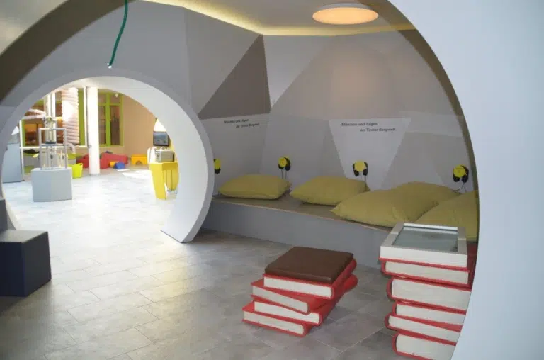 Ihr seht BBT Tunnelwelten mit Höhle im JUFA Hotel Wipptal. Der Ort für erholsamen Familienurlaub und einen unvergesslichen Winter- und Wanderurlaub.