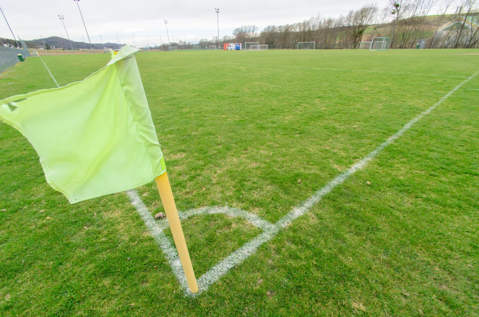 Sie sehen den Fussballplatz mit Flutlichtanlage beim JUFA Hotel Gnas Sport-Resort. Der Ort für erfolgreiches Training in ungezwungener Atmosphäre für Vereine und Teams.