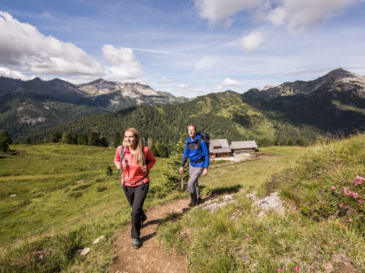 Ihr seht ein Pärchen, dass eine Wandertour im Lungau unternimmt.