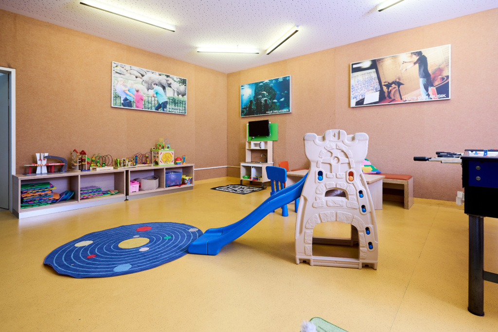 Ihr seht den Kinderspielbereich im JUFA Hotel Wien City****. Der Ort für erlebnisreiche Städtetrips und der ideale Platz für eure Seminare.