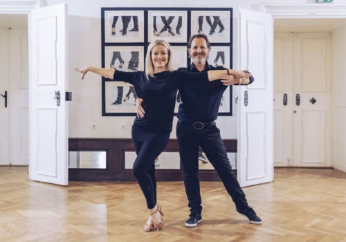 Ihr seht die Dancing Stars Andy und Kelly Kainz in Pose.