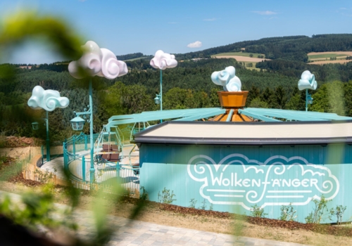 Ihr seht die Attraktion Wolkenfänger im Eis Greissler Abenteuerpark im Burgenland.