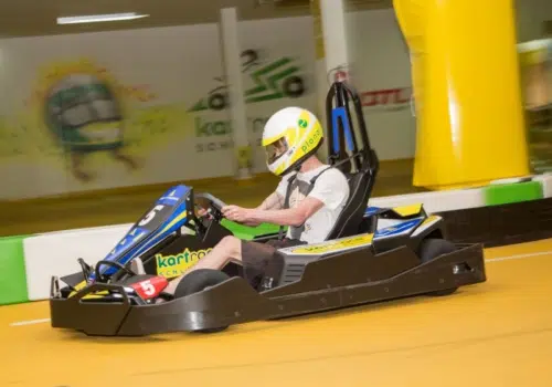Gokartfahrer auf der Kartbahn im Kart-Race Schladming in der Nähe von JUFA Hotels. Der Ort für erholsamen Familienurlaub und einen unvergesslichen Winter- und Wanderurlaub.