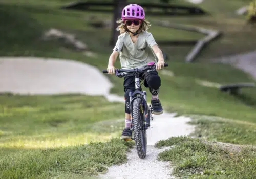 Mädchen fährt mit dem Mountainbike auf einem Track