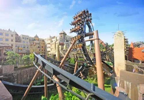 Achterbahnfahren mit der Black Mamba im Phantasialand in Nordrhein-Westfalen in der Nähe von JUFA Hotels. Der Ort für kinderfreundlichen und erlebnisreichen Urlaub für die ganze Familie.