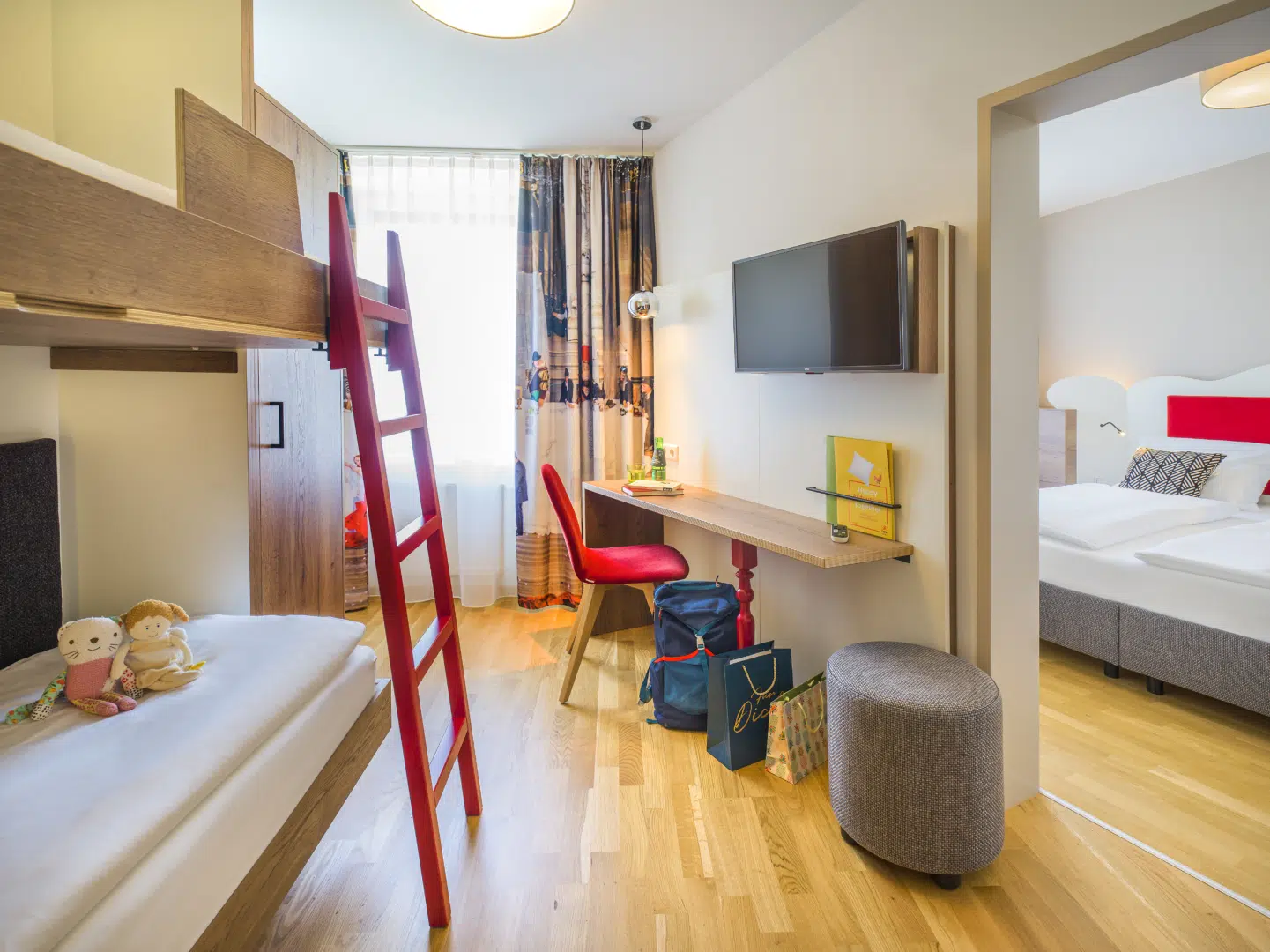 Ihr seht ein Familienzimmer im JUFA Hotel Salzburg City
