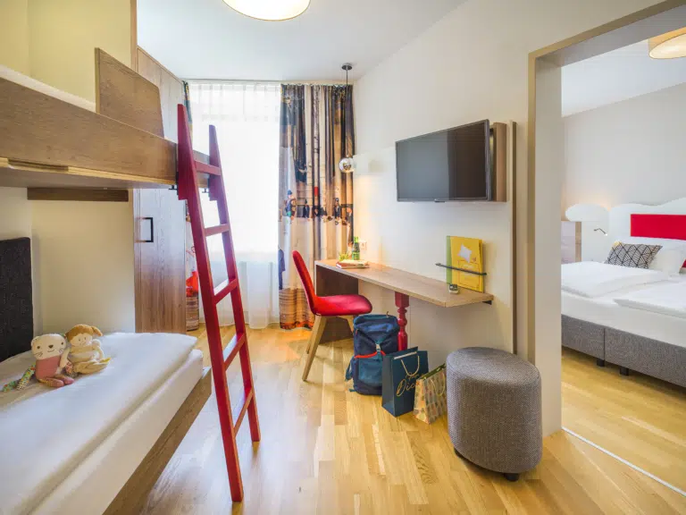 Ihr seht ein Familienzimmer im JUFA Hotel Salzburg City