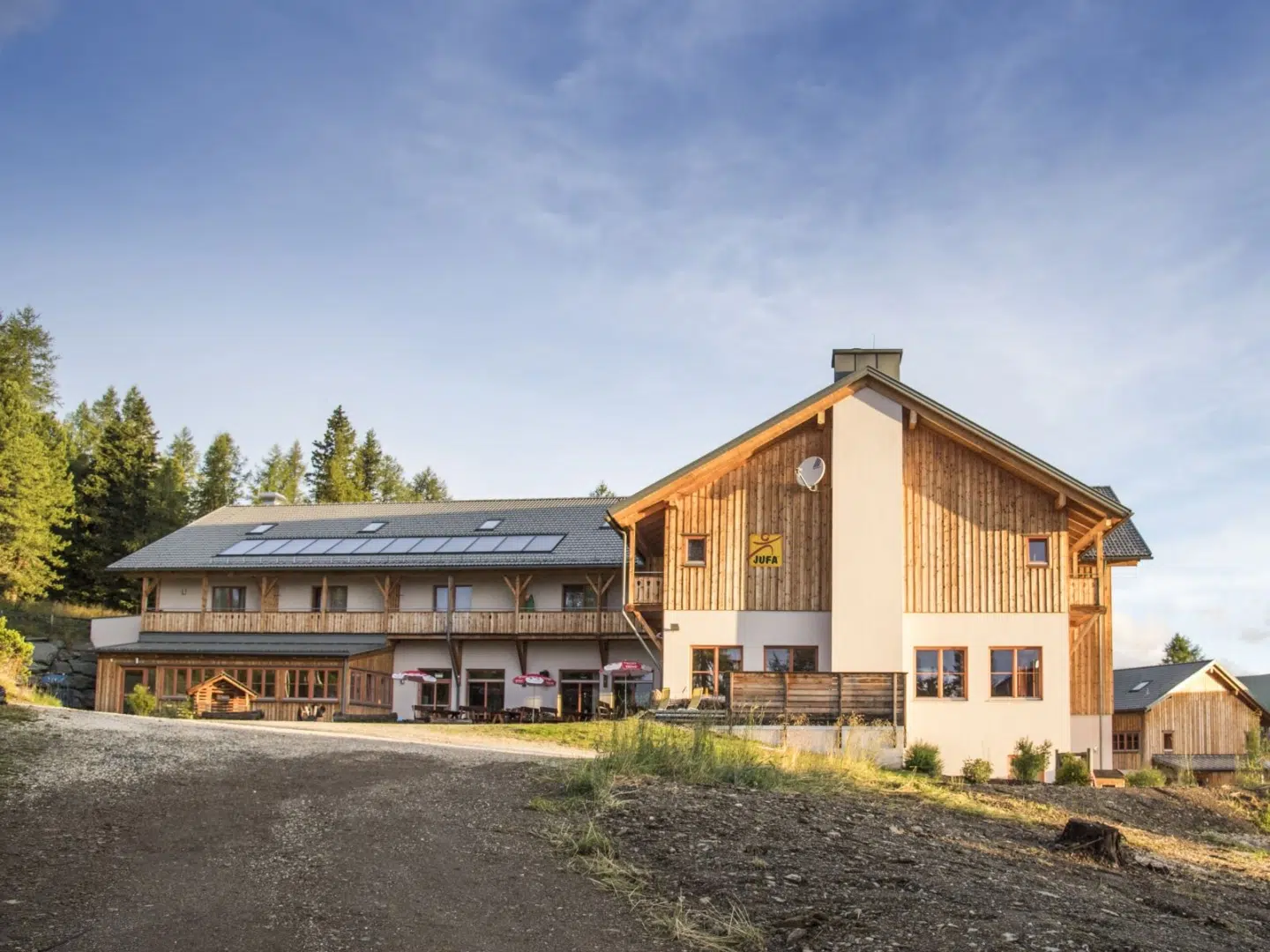 Ihr seht die Außenansicht vom JUFA Hotel Hochrindl*** in den Nockbergen.