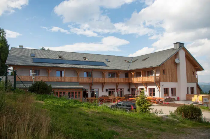 Ihr seht die Außenansicht vom JUFA Hotel Hochrindl*** in den Nockbergen.