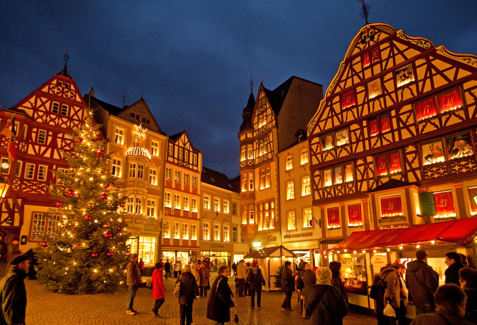 Weihnachtliche Abendstimmung auf dem Marktplatz beim Weihnachtsmarkt in Bernkastel-Kues