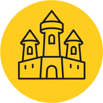 Gelbes Icon mit einer gezeichneten Burg und drei Zinnentürmen – Symbol für historische Befestigungen, Schlosskulissen und das Anime-Feeling rund um Attack on Titan nahe dem JUFA Hotel Nördlingen.