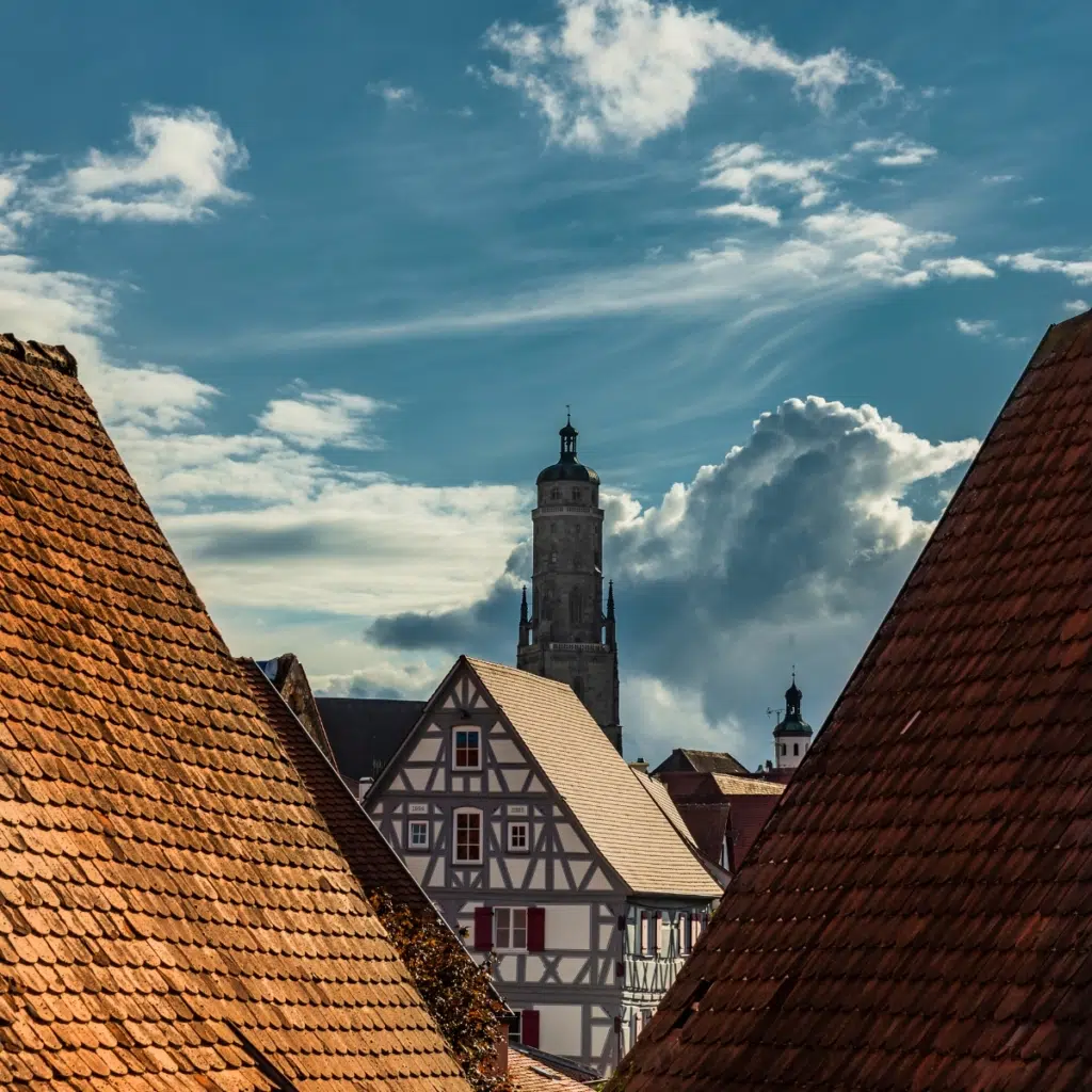 Blick über die historischen Ziegeldächer von Nördlingen auf den Kirchturm Daniel