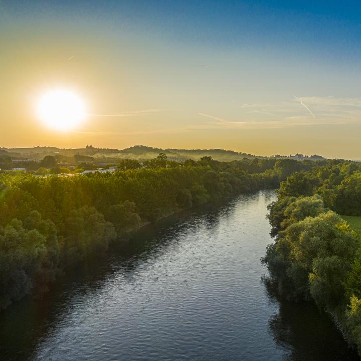 Sie sehen einen Sonnenuntergang über einen Fluss im UNESCO Biosphärenpark Amazon of Europe