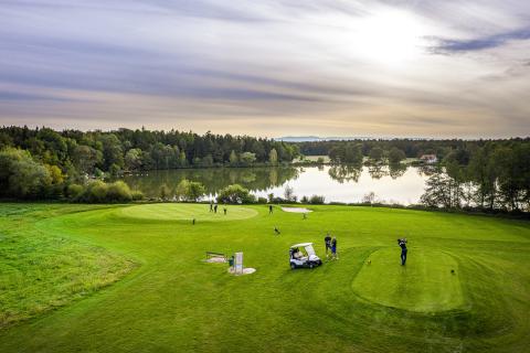 Sie sehen ein Bild aus dem Golfclub Traminergolf in Klöch in der Nähe von Bad Radkersburg mit einem idyllischen Teich im Hintergrund.