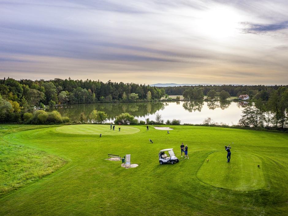 Sie sehen ein Bild aus dem Golfclub Traminergolf in Klöch in der Nähe von Bad Radkersburg mit einem idyllischen Teich im Hintergrund.