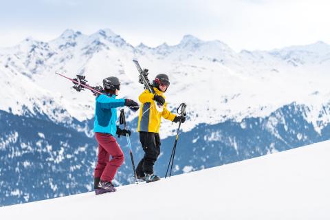 Skifahrer auf verschneiter Piste