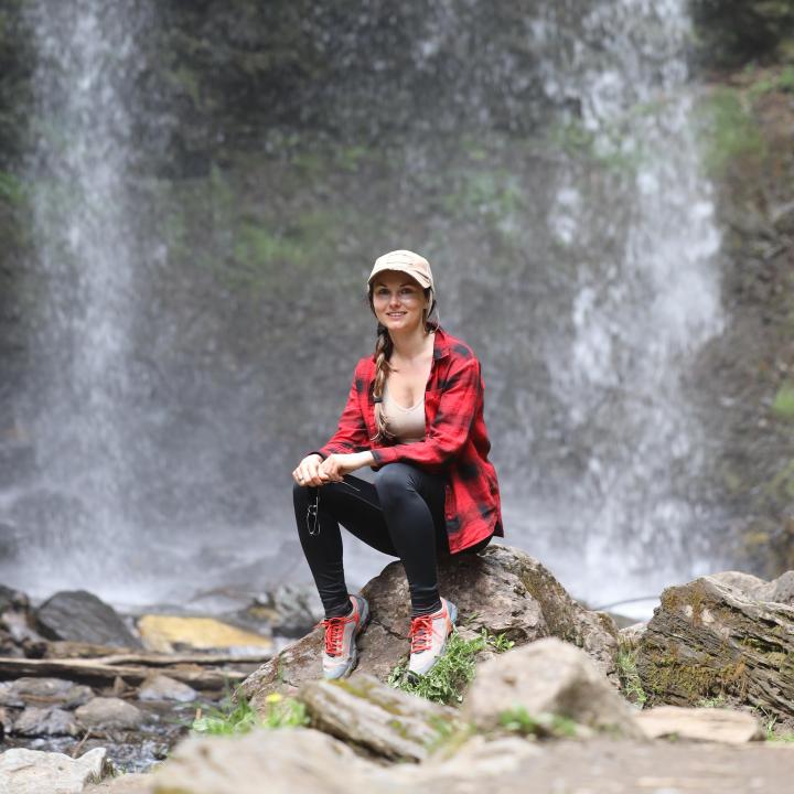 Bloggerin Sabine Knoll vor dem Sörger Wasserfall
