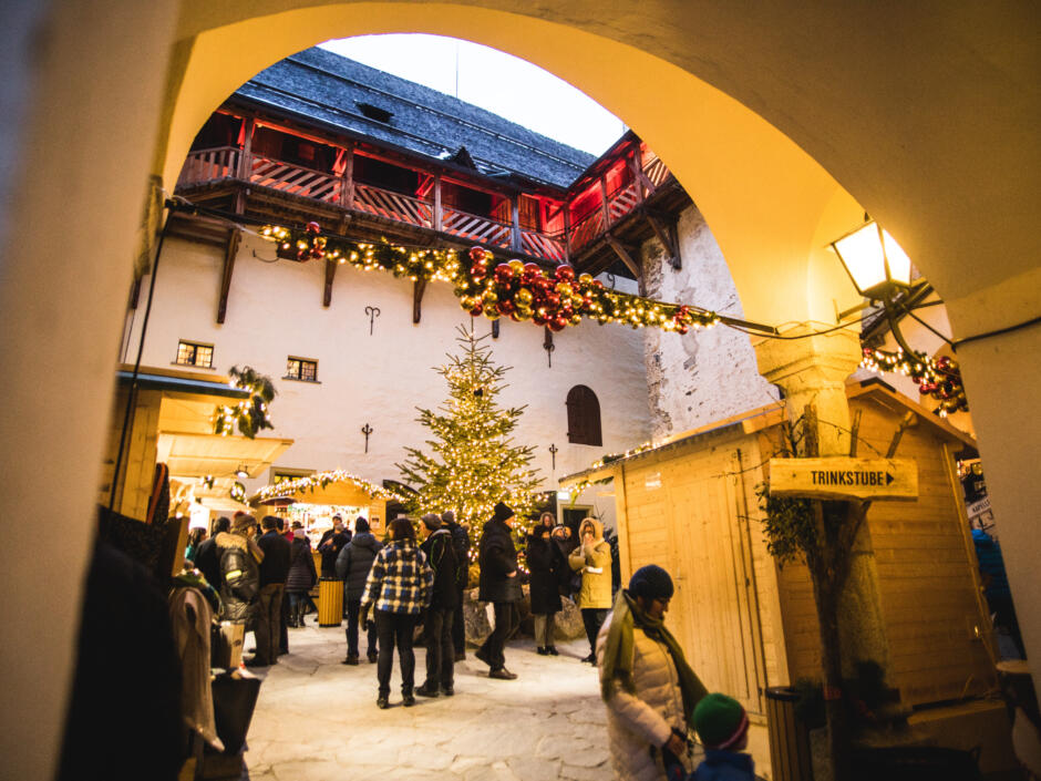 Sie sehen ein Bild vom Innenhof der Burg Mauterndorf in Salzburg im Winter während des Adventmarkts