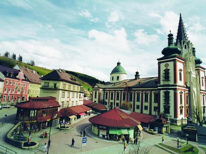 Basilika Mariazell mit Dorfplatz in Mariazell in der Steiermark in der Nähe von JUFA Hotels. Der Ort für erholsamen Familienurlaub und einen unvergesslichen Winter- und Wanderurlaub.