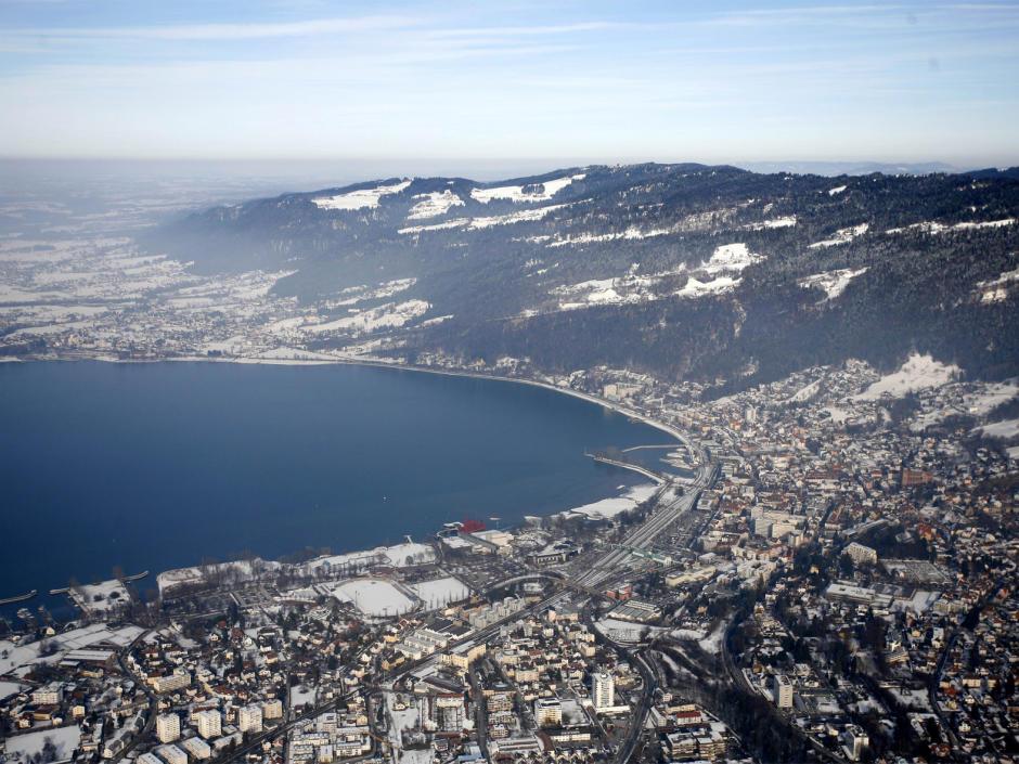 Panoramablick auf das winterliche verschneite Bregenz. Der Ort für erholsamen Familienurlaub und einen unvergesslichen Winterurlaub.