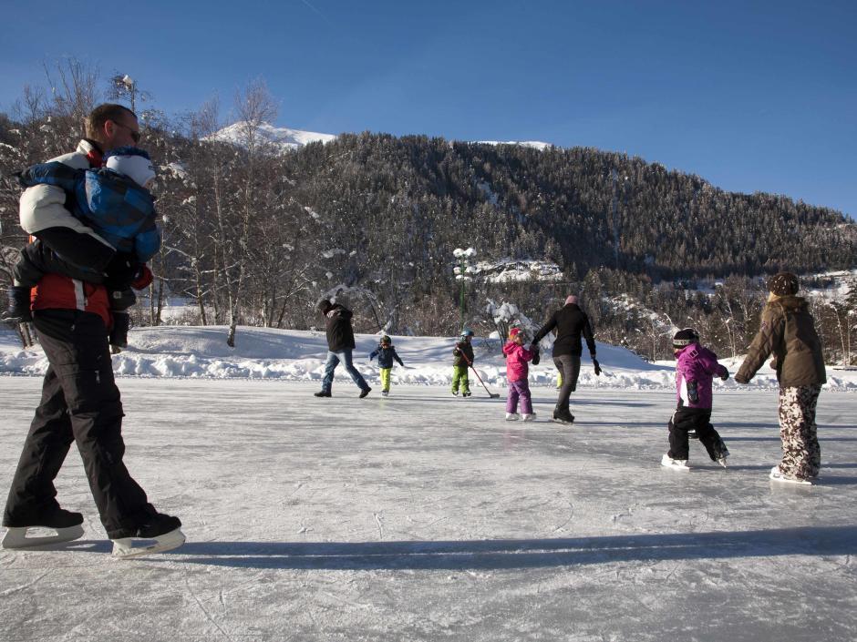Kinder und Erwachsene beim Eislaufen im JUFA Hotel Wipptal Urlaub. Der Ort für erholsamen Familienurlaub und einen unvergesslichen Winterurlaub.