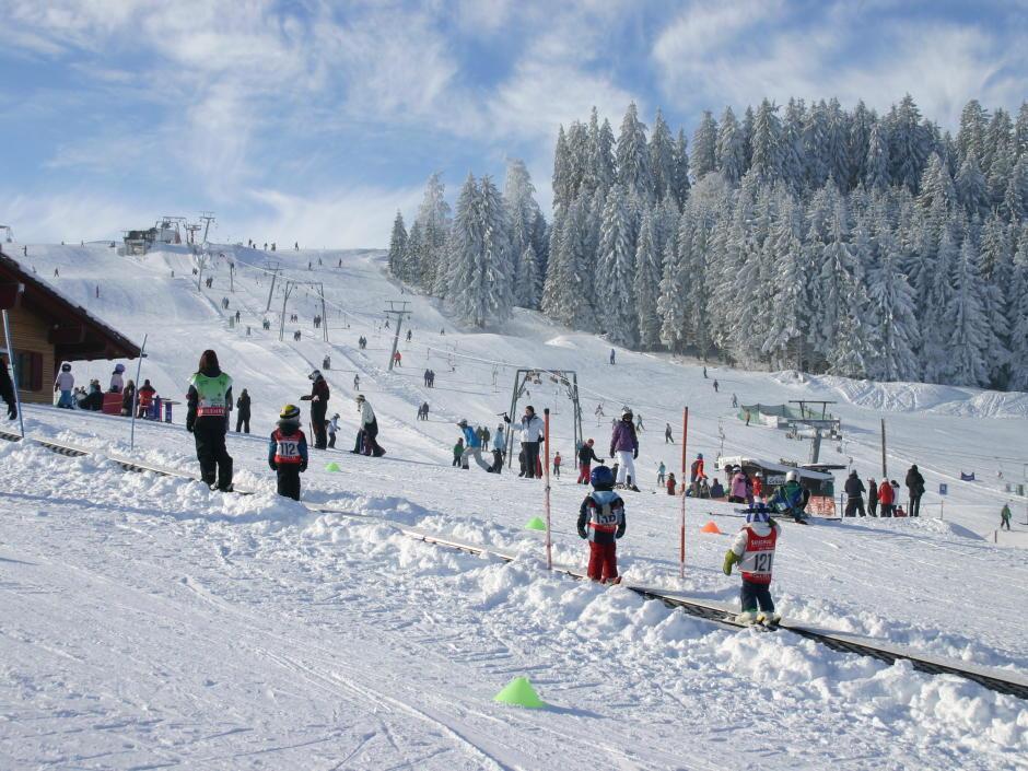 Kinder beim Schifahren auf der Piste in Eschach