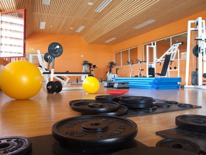 Fitnessraum mit Gewichten im JUFA Hotel Leibnitz Sport-Resort. Der Ort für erfolgreiches Training in ungezwungener Atmosphäre für Vereine und Teams.