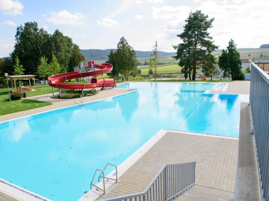 Freibad mit Rutsche in Neutal. JUFA Hotels bietet Ihnen den Ort für erlebnisreichen Natururlaub für die ganze Familie.