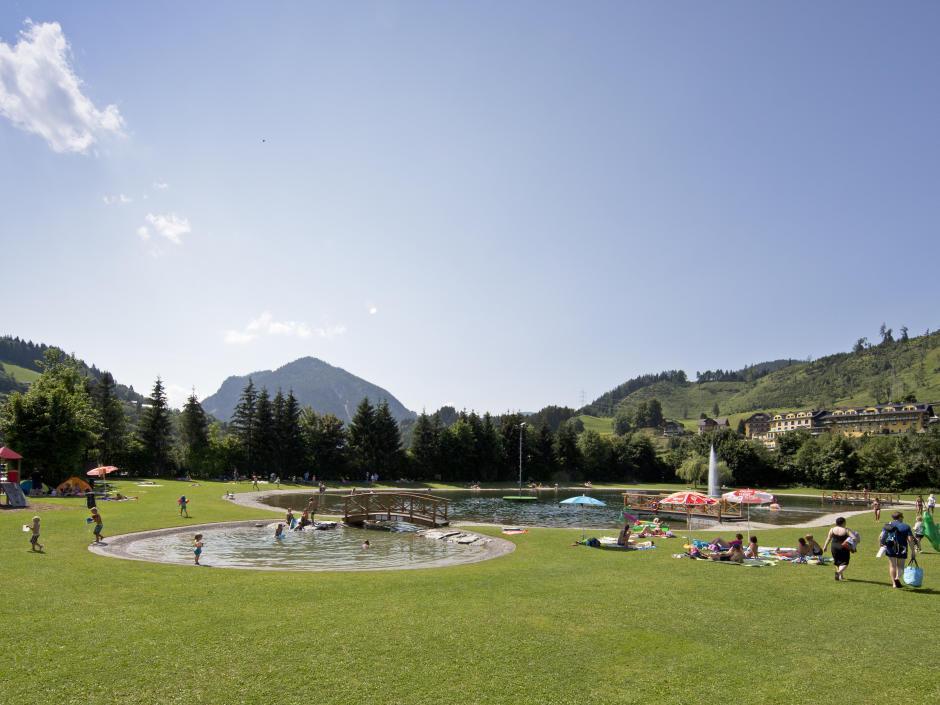 Liegewiese mit Menschen im Freizeitpark Pichl in Schladming