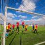 Fussballmannschaft beim Training auf Rasenplatz in Ungarn. JUFA Hotels bietet Ihnen den Ort für erfolgreiches Training in ungezwungener Atmosphäre für Vereine und Teams.