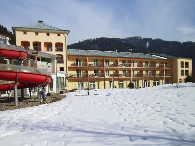 Aussenansicht mit Aussenrutsche im Winter vom JUFA Hotel Veitsch. Der Ort für kinderfreundlichen und erlebnisreichen Urlaub für die ganze Familie.