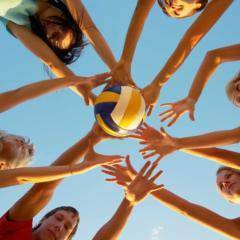 Jugendliche spielen Volleyball im Sommer im Freien. JUFA Hotels bietet Ihnen den Ort für erfolgreiches Training in ungezwungener Atmosphäre für Vereine und Teams.
