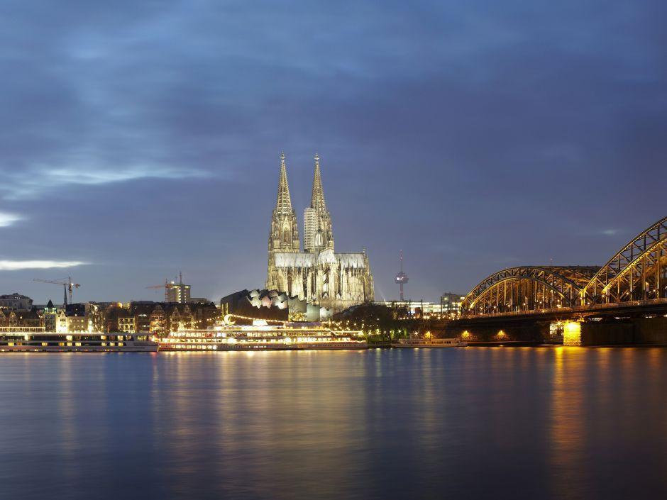 Panorama von Köln mit Rhein, Kölner Dom und Hohenzollernbrücke am Abend. JUFA Hotels bietet kinderfreundlichen und erlebnisreichen Urlaub für die ganze Familie.
