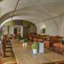 Gemütliches Restaurant im Gewölbe mit Tischdeko im JUFA Hotel Pyhrn-Priel. Der Ort für erfolgreiche und kreative Seminare in abwechslungsreichen Regionen.