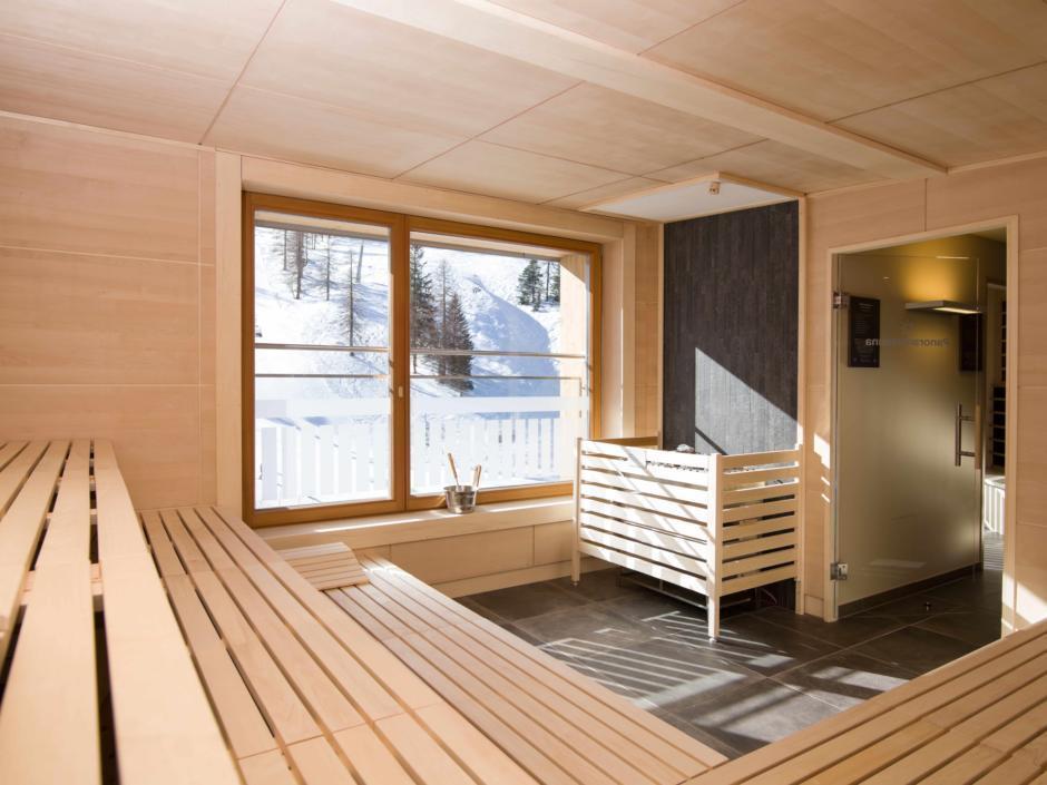 Sauna mit Aufgussschale im Wellnessbereich im JUFA Hotel Malbun Alpin-Resort. Der Ort für erholsamen Familienurlaub und einen unvergesslichen Winter- und Wanderurlaub.