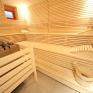 Sauna mit Aufgussschale im Wellnessbereich im JUFA Hotel Montafon. Der Ort für erholsamen Familienurlaub und einen unvergesslichen Winter- und Wanderurlaub.