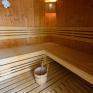 Sauna mit Aufgusskübel im Wellnessbereich im JUFA Hotel Seckau. Der Ort für erholsamen Familienurlaub und einen unvergesslichen Winter- und Wanderurlaub.