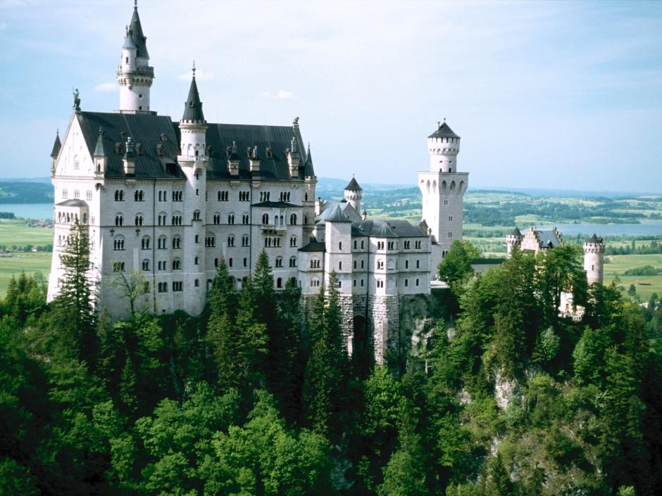 Schloss Neuschwanstein in Bayern mit Landschaft im Sommer.