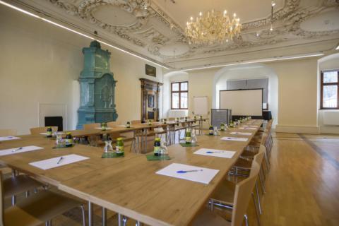 Gut ausgestatteter Seminarraum mit U-Form und Beamerwand im JUFA Hotel Pyhrn-Priel. Der Ort für erfolgreiche und kreative Seminare in abwechslungsreichen Regionen.